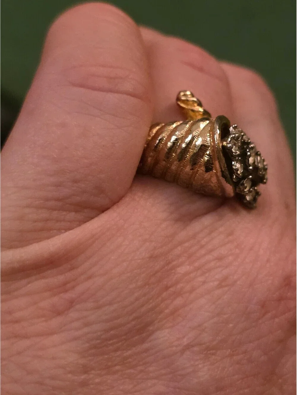 Vintage Gold Tone Cornucopia Horn of Plenty Rhinestone Cocktail Ring  Sz 7